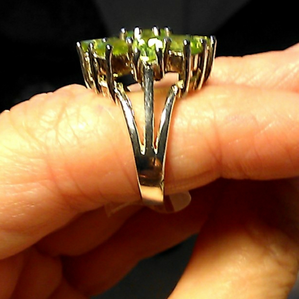 VINTAGE STERLING 925 SILVER RING W/ 9 LIGHT GREEN OVAL PERIDOT  SZ. 5 BEAUTY - Picture 6 of 11
